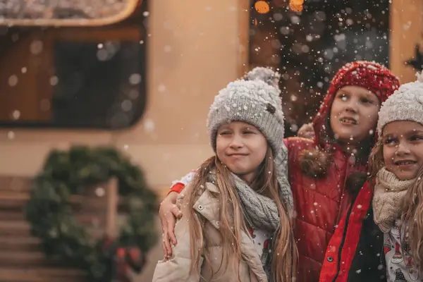 Noel 'i ve yeni yılı kutlayan çocuklar kış tatillerini dışarıda Noel Baba' yı bekleyerek geçiriyorlar. Çocuklar Xmas karavanı yakınlarında keyifle vakit geçiriyorlar. Çocukluğun tadını çıkarıyorlar.