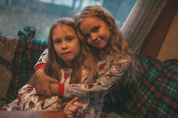 Kinderen Vieren Kerst Nieuwjaarsfeestdagen Camper Kleine Meisjes Blij Samen Tijd — Stockfoto