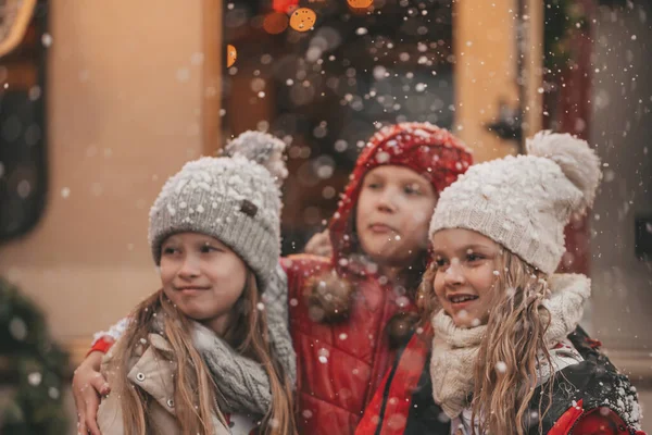 Noel 'i ve yeni yılı kutlayan çocuklar kış tatillerini dışarıda Noel Baba' yı bekleyerek geçiriyorlar. Çocuklar Xmas karavanı yakınlarında keyifle vakit geçiriyorlar. Çocukluğun tadını çıkarıyorlar.