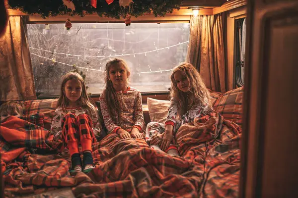 Παιδιά Γιορτάζουν Χριστούγεννα Και Την Πρωτοχρονιά Χειμερινές Διακοπές Σεζόν Στο — Φωτογραφία Αρχείου