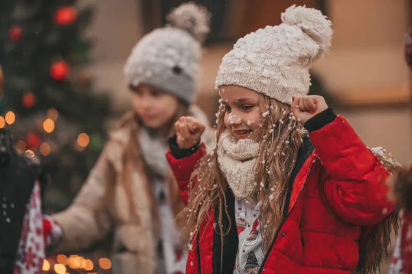 Noel 'i ve yeni yılı kutlayan çocuklar kış tatillerini dışarıda Noel Baba' yı bekleyerek geçiriyorlar. Çocuklar Xmas karavanı yakınlarında keyifle vakit geçiriyorlar. Çocukluğun tadını çıkarıyorlar.