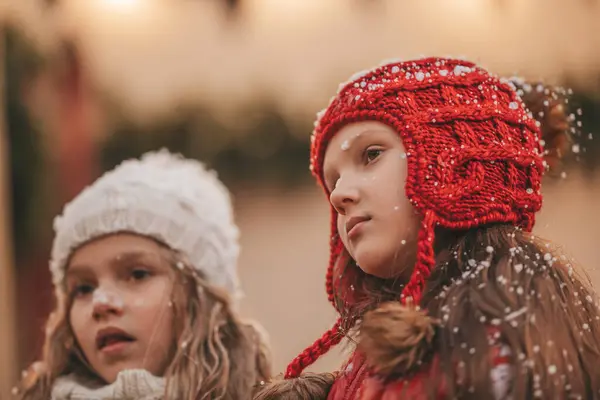 Дети Празднуют Рождество Новый Год Зимние Праздники Открытом Воздухе Ждут — стоковое фото
