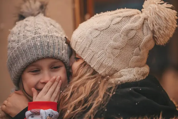 Діти Святкують Сезон Різдвяних Новорічних Зимових Канікул Кемпері Маленькі Дівчата Стокове Зображення
