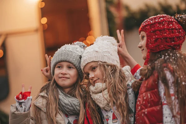 Παιδιά Γιορτάζουν Χριστούγεννα Και Την Πρωτοχρονιά Χειμερινές Διακοπές Σεζόν Εξωτερική Εικόνα Αρχείου