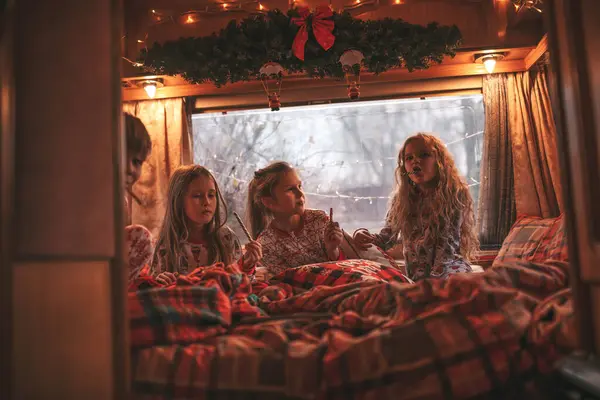 Gyerekek Ünneplik Karácsonyi Újévi Téli Ünnepek Szezonban Lakókocsiban Aktív Gyerekek Jogdíjmentes Stock Képek