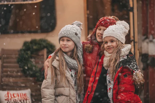 Kinderen Vieren Kerstmis Nieuwjaar Wintervakantie Seizoen Buiten Wachten Kerstman Kinderen Rechtenvrije Stockfoto's
