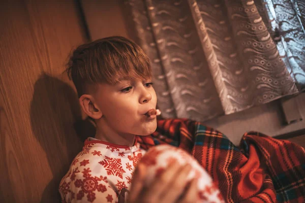 Маленький Мальчик Наслаждаться Леденцовой Тростью Время Празднования Рождества Нового Года Стоковая Картинка