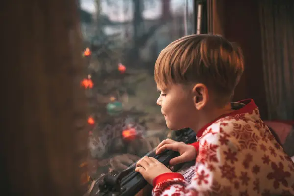 Маленький Мальчик Празднует Рождество Новый Год Зимние Праздники Ждет Санту Стоковое Фото