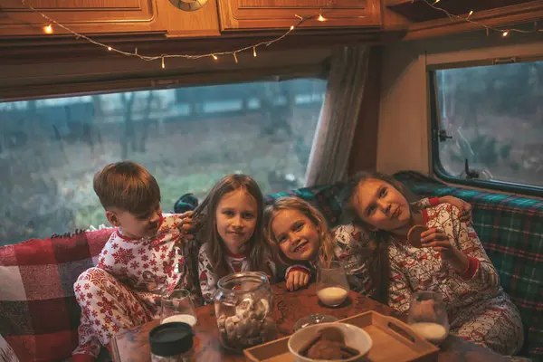 Діти Святкують Різдво Новий Рік Зимових Канікул Сезон Очікування Санти Ліцензійні Стокові Зображення
