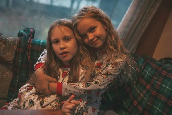 Gyerekek Ünneplik Karácsonyi Újévi Téli Ünnepek Szezonban Várja Mikulás Lakókocsiban Stock Fotó