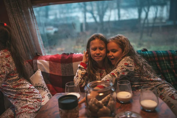 Barn Firar Jul Och Nyår Vinter Semester Säsong Väntar Santa Stockbild