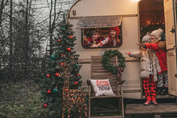 Lapset Juhlivat Joulua Uutta Vuotta Talvilomat Kausi Ulkona Odottaa Santa tekijänoikeusvapaita kuvapankkikuvia