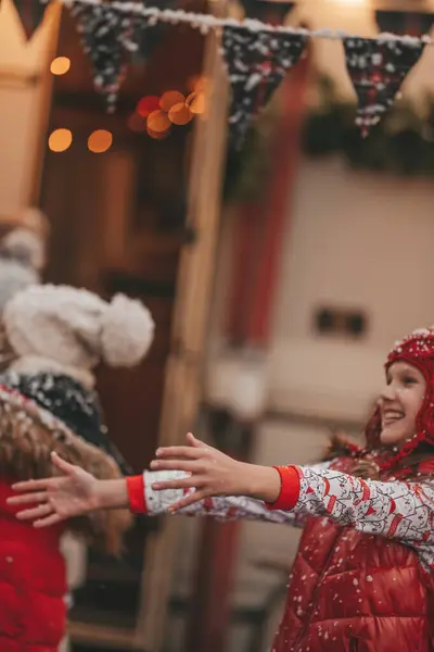 Barn Firar Jul Och Nyår Vinter Semester Säsong Utomhus Väntar Stockbild