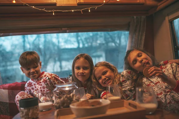 Copiii Care Sărbătoresc Crăciunul Anul Nou Sărbătorile Iarnă Așteptându Moș Imagini stoc fără drepturi de autor