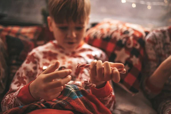 Niño Disfrutar Bastón Caramelo Mientras Celebra Navidad Año Nuevo Temporada Imagen de archivo