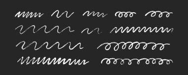 Altı çizili kalem, el çizimi çizgileri ayarlandı. Metin, karalama grafik ögesi için el yazısıyla yazılmış notlar için siyah karatahta arka planında izole edilmiş vektör hisse senedi illüstrasyonu. 