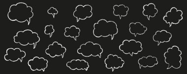 Oval ve yuvarlak tebeşir, pastel çizim konuşma balonu seti. Tasarım şablonu iş sunumu ve okul eğitimi için siyah arkaplanda izole edilmiş vektör stoğu grunge dokusu çizimi.