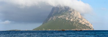 Güzel Tavolara adasının manzarası