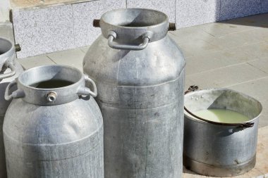 Bazı süt kutuları götürülmeyi bekliyor.