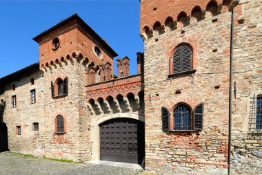 Güzel bir ortaçağ kalesinin resmi.