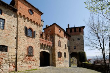 Güzel bir ortaçağ kalesinin resmi.