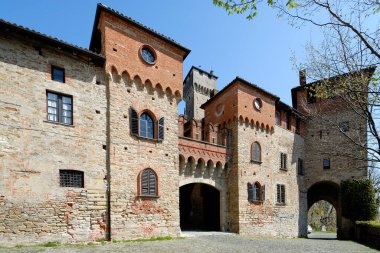 Güzel bir ortaçağ kalesinin resmi.