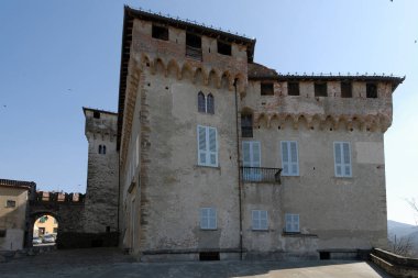 Güzel bir ortaçağ kalesinin resmi.