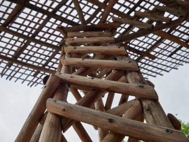 Ahşap bir verandanın detaylı bir resmi.