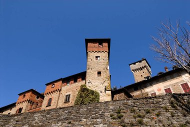 Güzel bir ortaçağ şatosunun resmi.