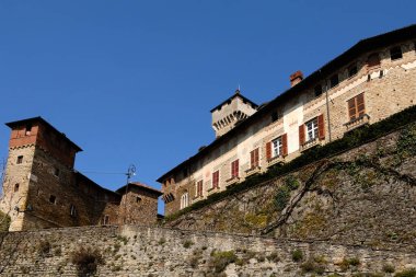 Güzel bir ortaçağ şatosunun resmi.