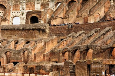 Roma 'daki inanılmaz kolezyumun bir resmi.