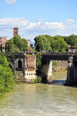 Roma 'nın köprülerinden birinin resmi.