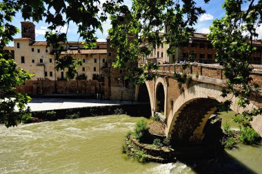 Roma 'nın köprülerinden birinin resmi.