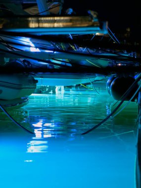 Gün batımında limandaki pahalı yatların detayları.