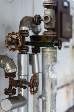 Terk edilmiş eski bir fabrikanın detayları.