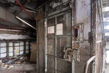 Terk edilmiş eski bir fabrikanın detayları.