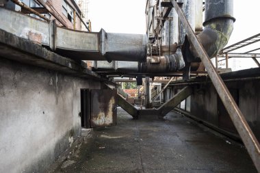 Terk edilmiş eski bir fabrikanın detayları.