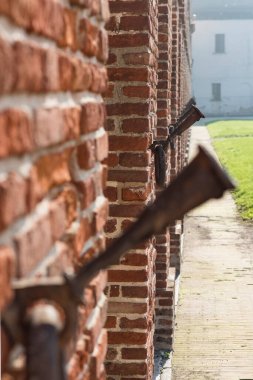 Eski bir binanın detaylı bir fotoğrafı.