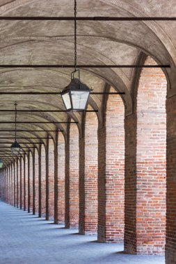 Eski bir binanın detaylı bir fotoğrafı.