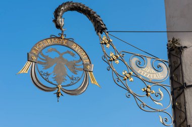 Eski bir binanın detaylı bir fotoğrafı.