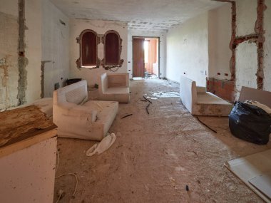 Terk edilmiş bir otelin manzarası.