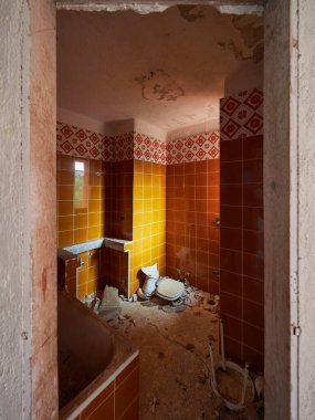 Terk edilmiş bir otelin manzarası.