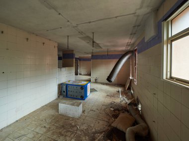 Terk edilmiş bir otelin manzarası.