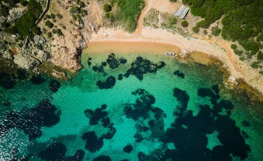 Büyüleyici Capo Coda Cavallo plajının güzel bir drone fotoğrafı.