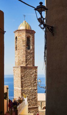 Castelsardo köyündeki güzel kilisenin bir fotoğrafı.