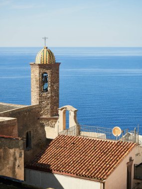 Castelsardo köyündeki güzel kilisenin bir fotoğrafı.