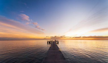 Gün batımında denizin güzel bir resmi.