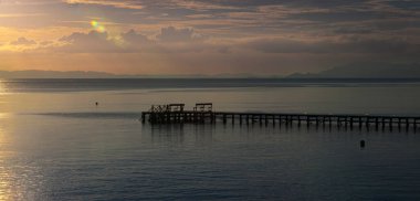 Gün batımında denizin güzel bir resmi.