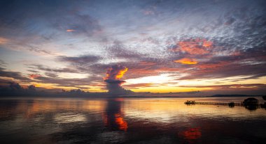 Gün batımında denizin güzel bir resmi.