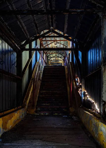 Terk edilmiş bir NATO üssünde çekilmiş bir fotoğraf.